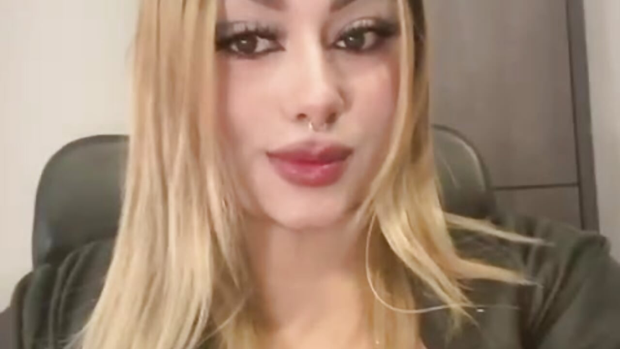 Video de WhatsApp 2025-07-22 a las 10,51,25_f1f206d609 - video by valery_mew cam model