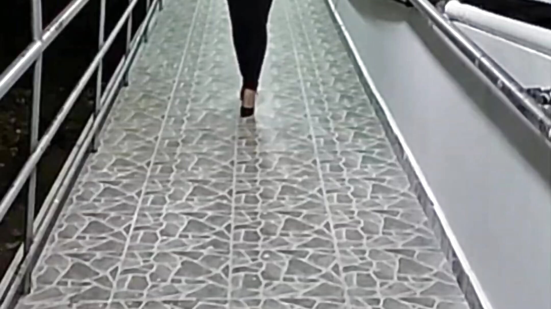 Walking towards you - video by Abriljoness cam model