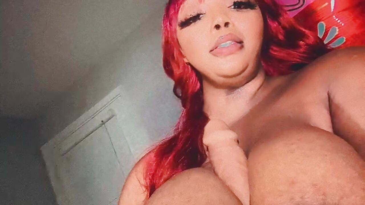 OH NOOO YOUR COCK IS BETWEEN MOMMYS TITS 👀－カメラキャストのHuni_Blazeの動画