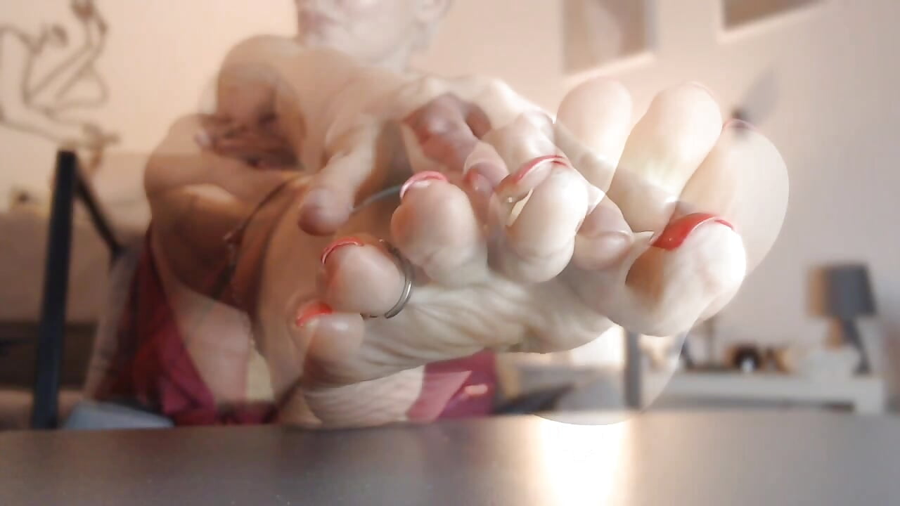 The new Barefoot tease video is there! Go to store😜－カメラキャストのMadameKatrinaの動画