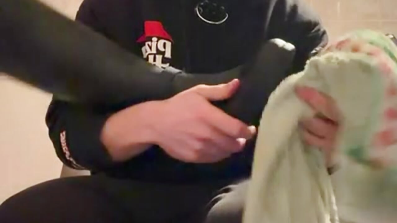 MENTRE SONO A LEZIONE IL MIO SCHIAVO MI PULISCE E DISINFETTA LE SCARPE FINO A FARLE TORNARE PERFETTE - video oleh model kamera Nikky_Divine