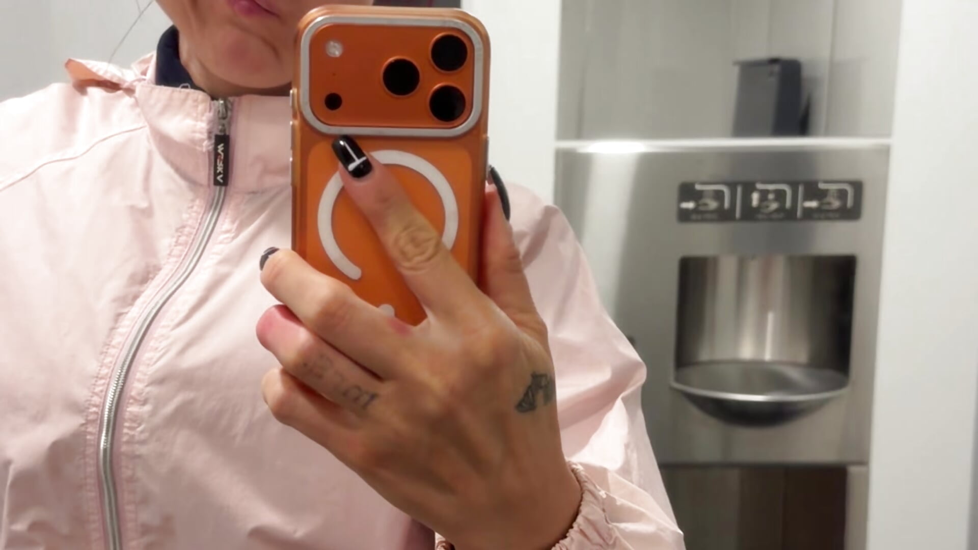 SONO IN NORVEGIA IN UN BAGNO PUBBLICO E FACCIO LA ZOCCOLA PER UN MIO FAN