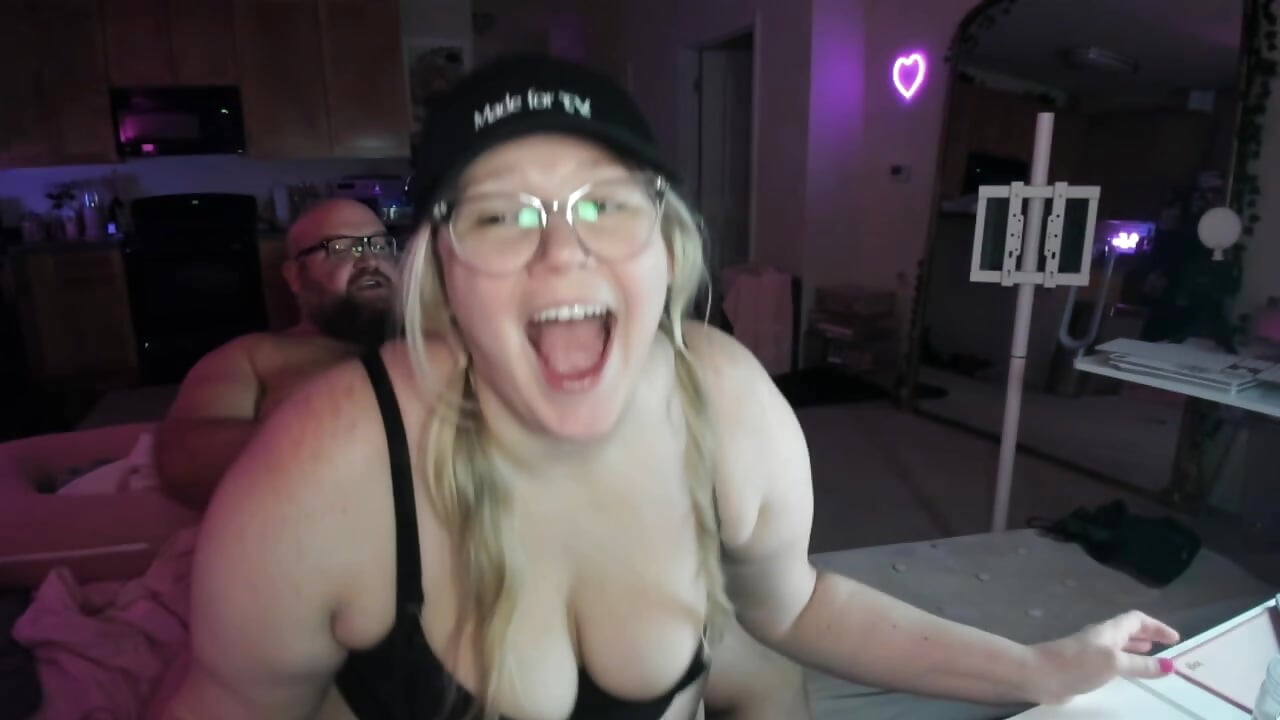 Bouncing on Big Bear's Cock During a Stream! - video của người mẫu cam PiggyRose