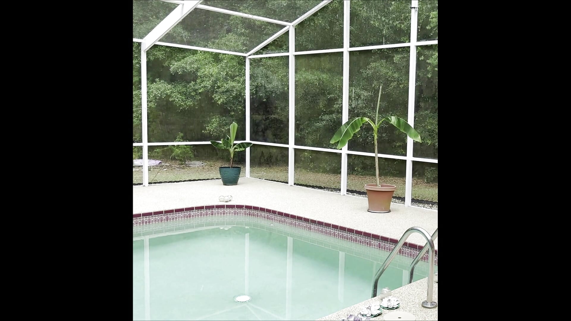 Pantyhose around the Pool - فيديو من SindeeDix موديل الكام