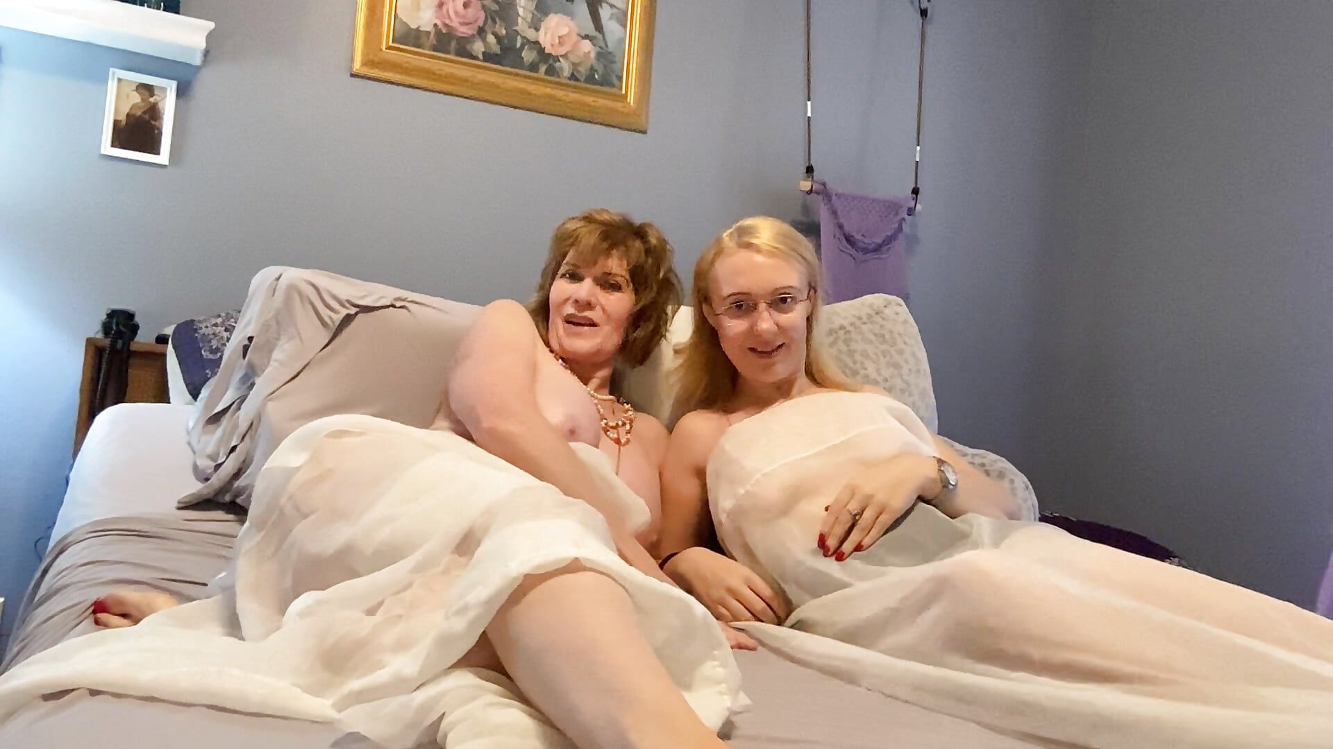girlgirl Alina and Sindee the next morning 3some with you - فيديو من SindeeDix موديل الكام