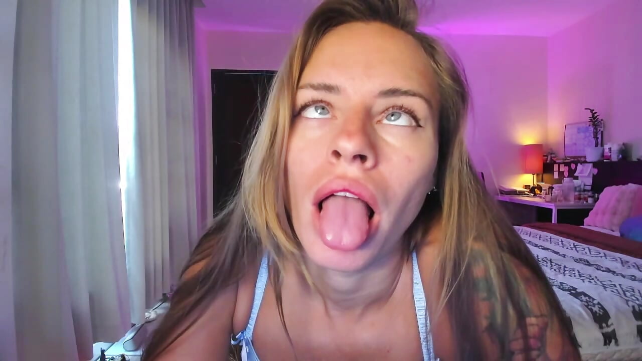 ahegao face and showing my body inblue lingerie - vídeo de holy_khloe modelo de câmara