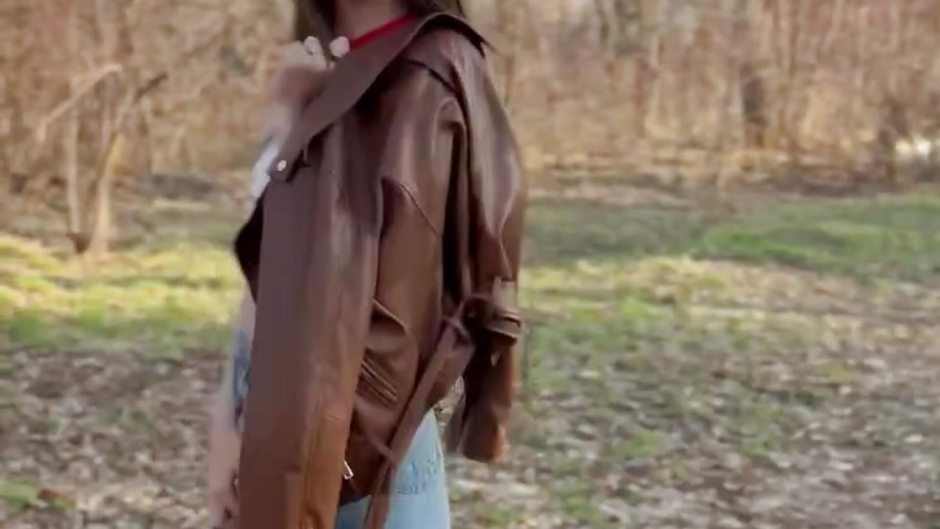 Walk in the park without panties under the skirt – video od webkamerové modelky Wonder_Kari