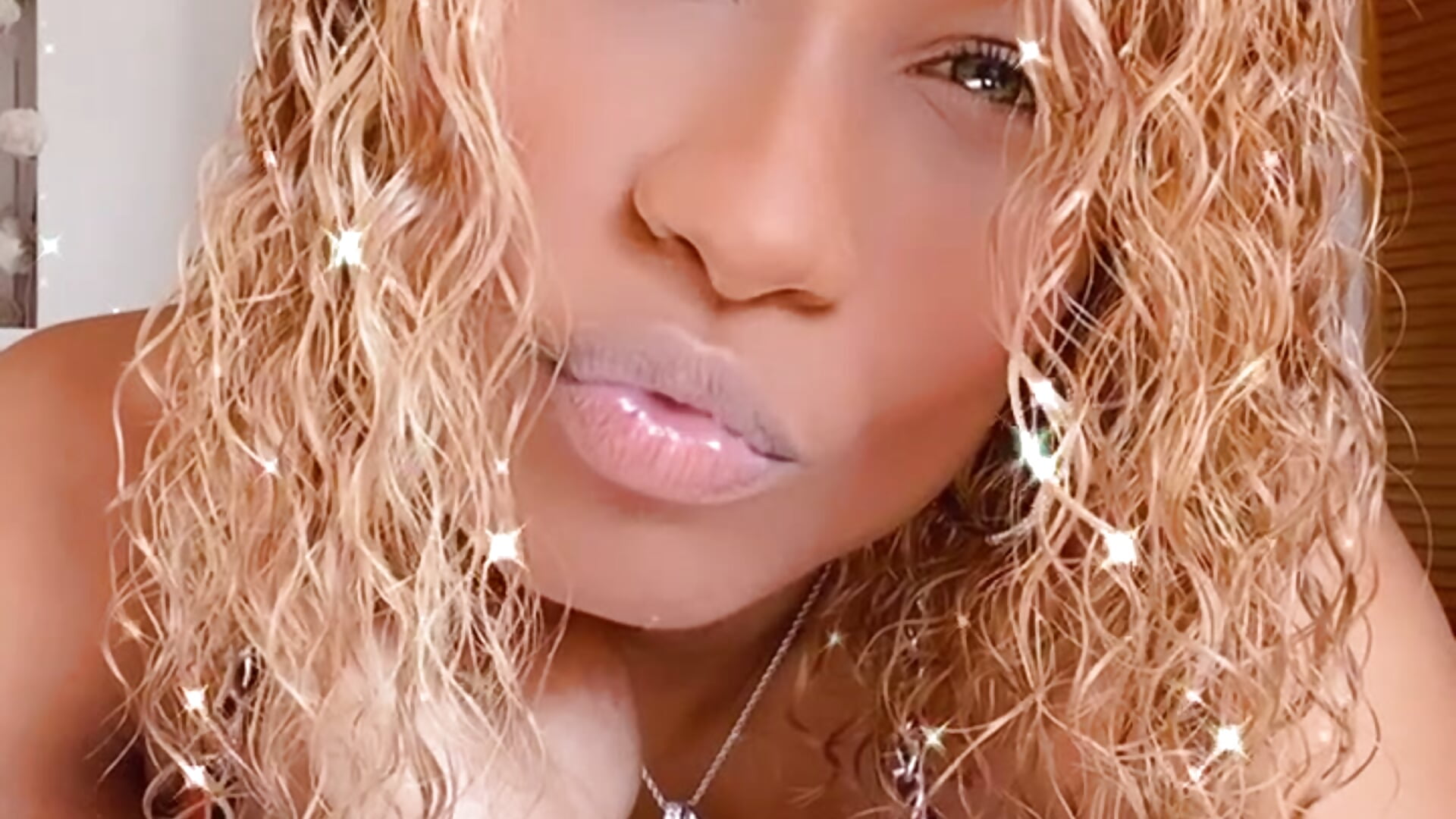 Kisses - відео від вебкаммоделі xdolltv