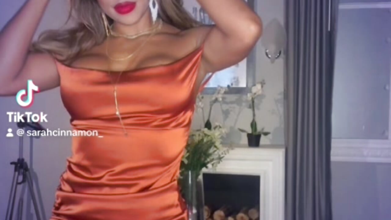 Sexy In RED - video oleh model kamera SarahCinnamon-