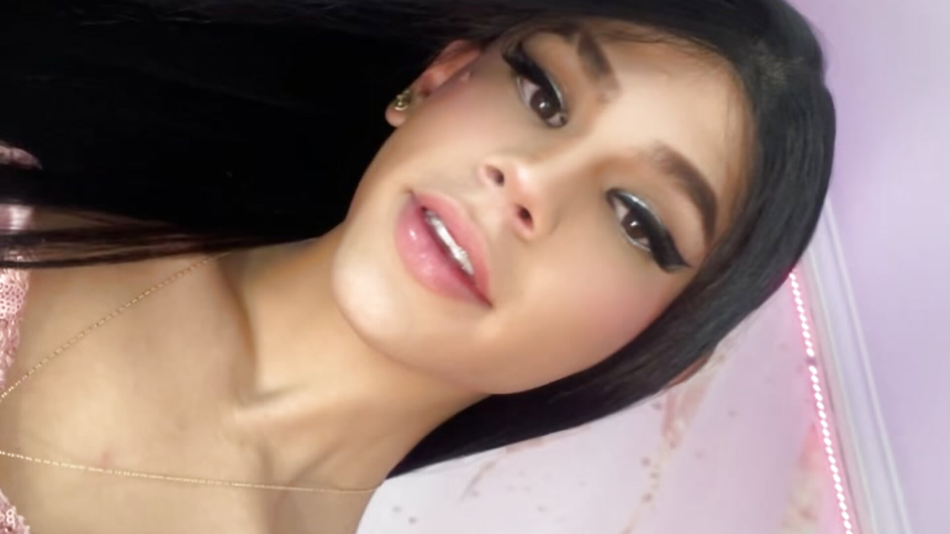 Simple and beautiful - video by chloebigcock cam model