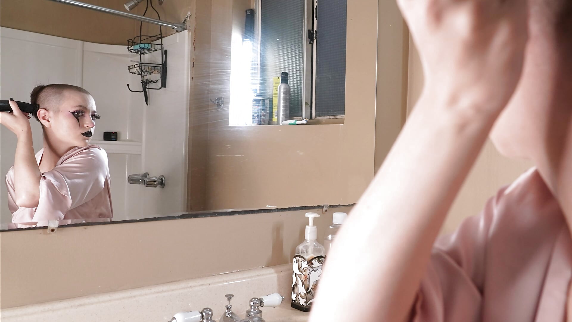 Petite Bald Girl Shaves Her Head Full Bald - ক্যাম মডেল GhostieGhoo-এর ভিডিও