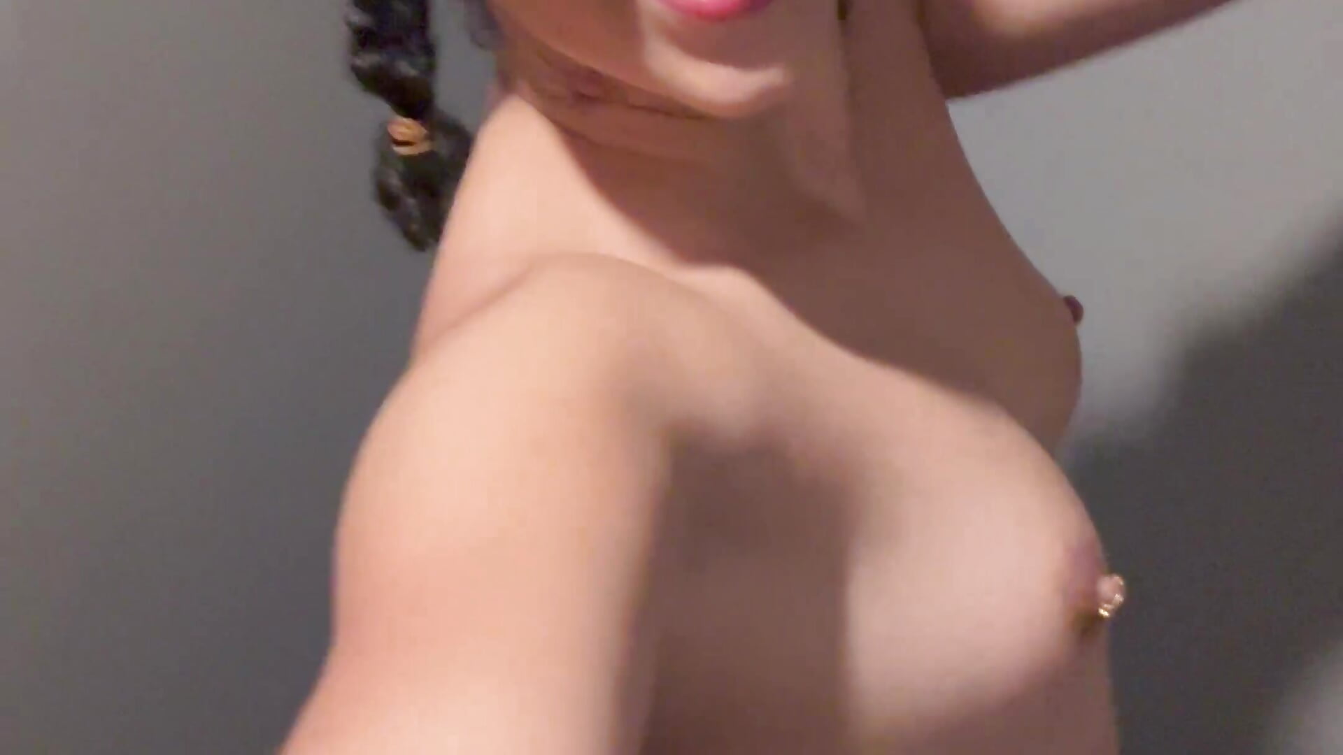 Seins nue, porte jarretelle sexy dans la douche avant un un tournage - βίντεο μοντέλου Lauyako_974