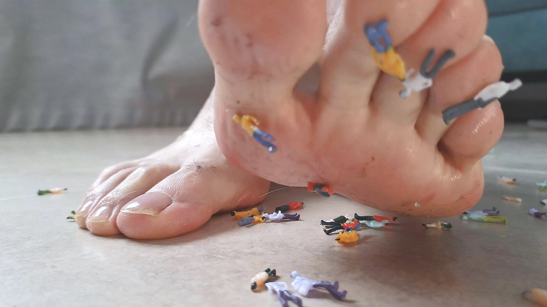 Crushing tiny peoples - video by MattxFeet cam model