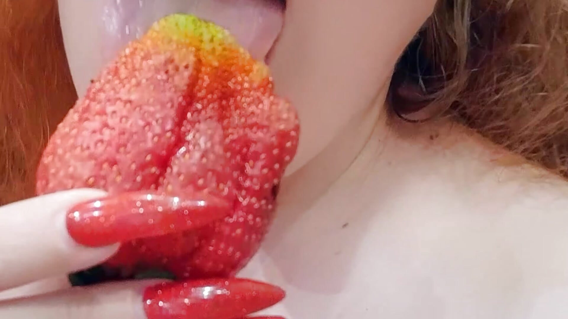 Hot Strawberry - video oleh model kamera LexxNikki
