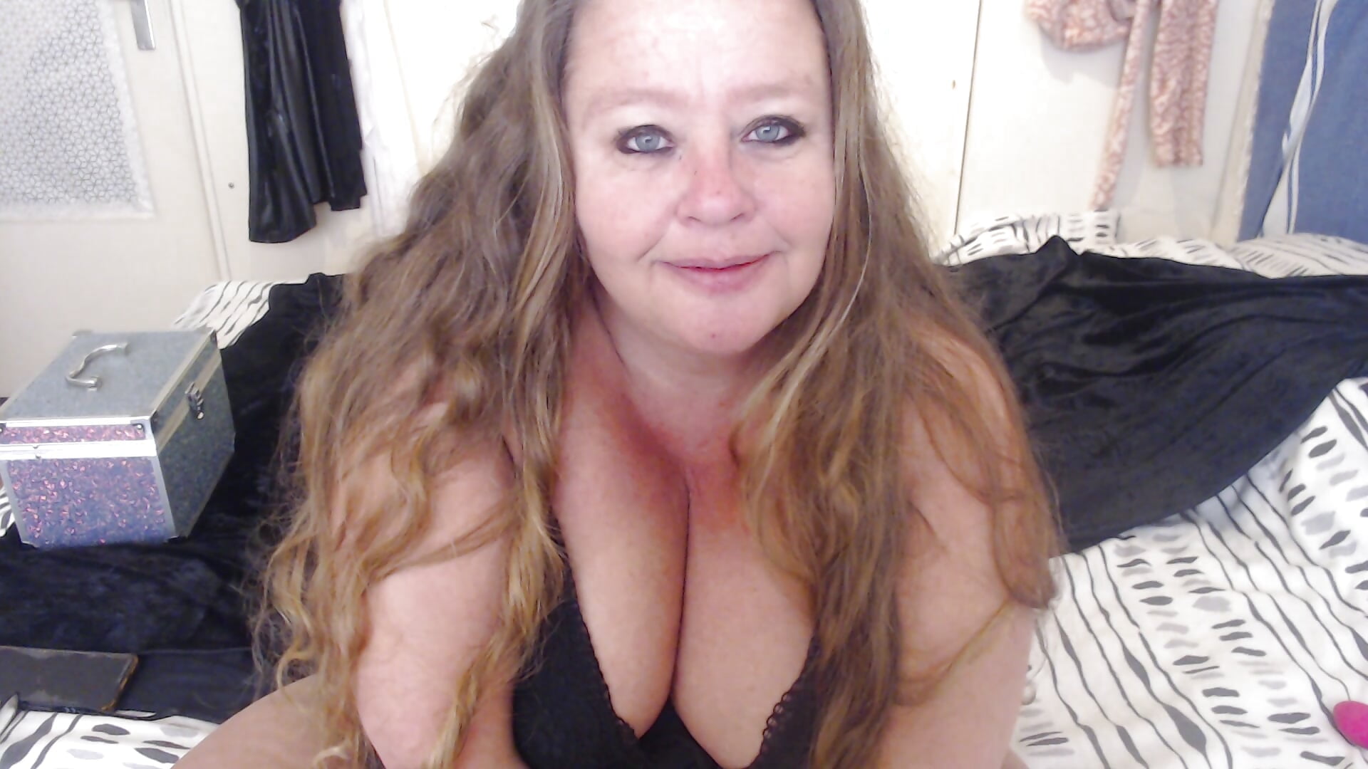 WIN_20230507_09_19_35_Pro - video by YvyJones cam model