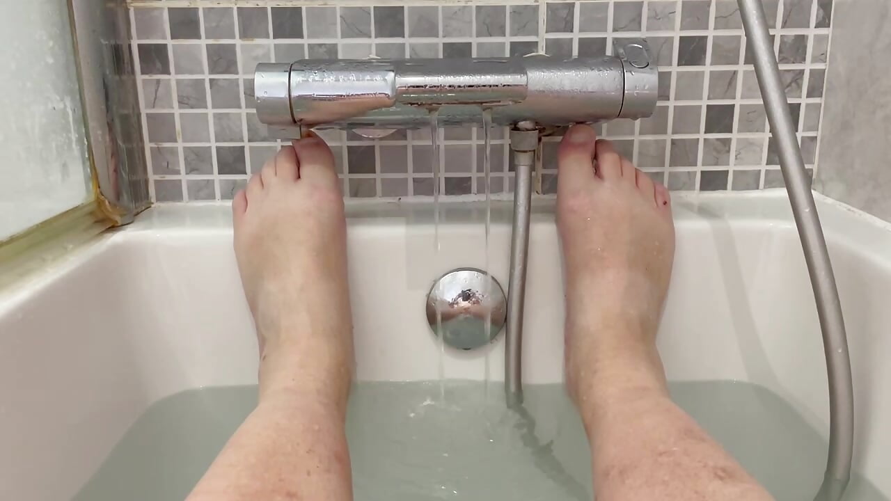 Bathtime Feet toes and my  sexy legs - vidéo du modèle de showcams bigbadjon69