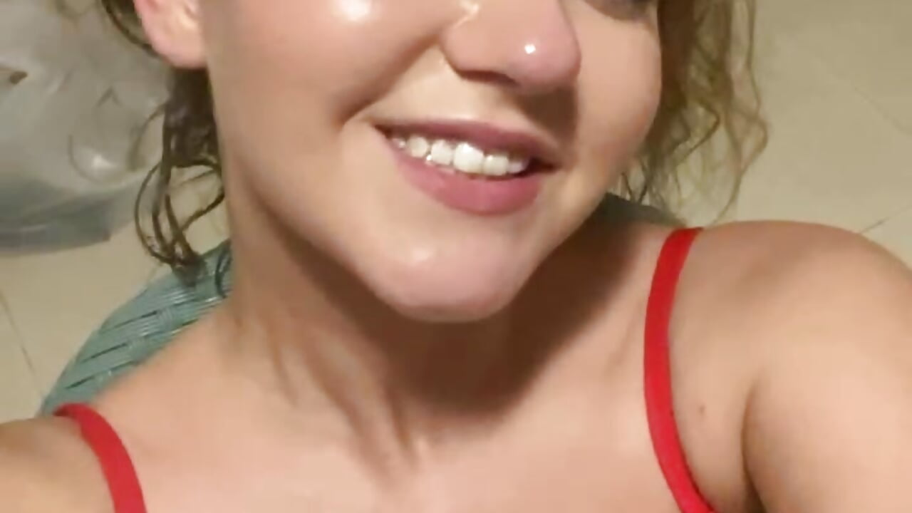 Wet Emeli in the bath - video by Emeli_Blur cam model