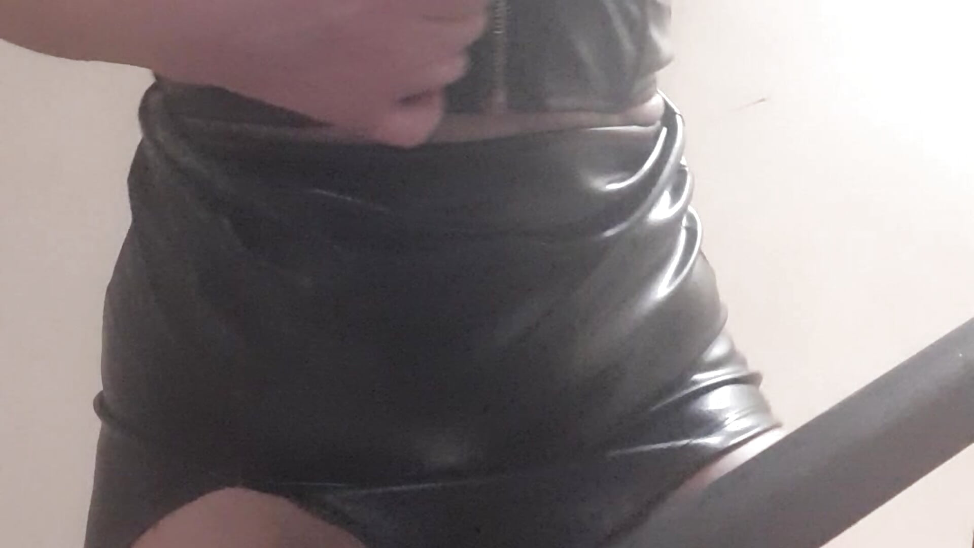 Ti porto in giro per casa ..mi mostro e ti incito a segarti👿💦🔥 - video by DolceNera cam model