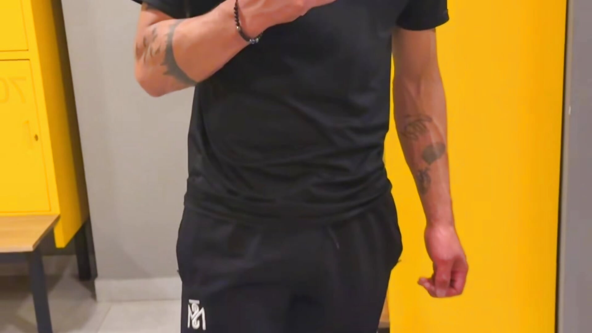 Tonight is about allure, not promises ✨ Step in and let the mood speak for itself 🔥－カメラキャストのAndy_naughty1の動画