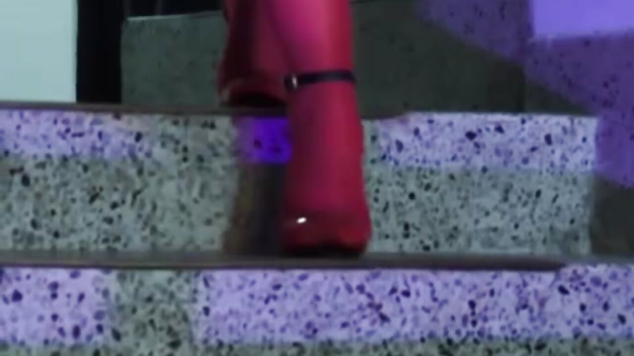 "They say my legs are tempting... want to check it out?" - MirandaHaguen adlı kamera modelinin videosu