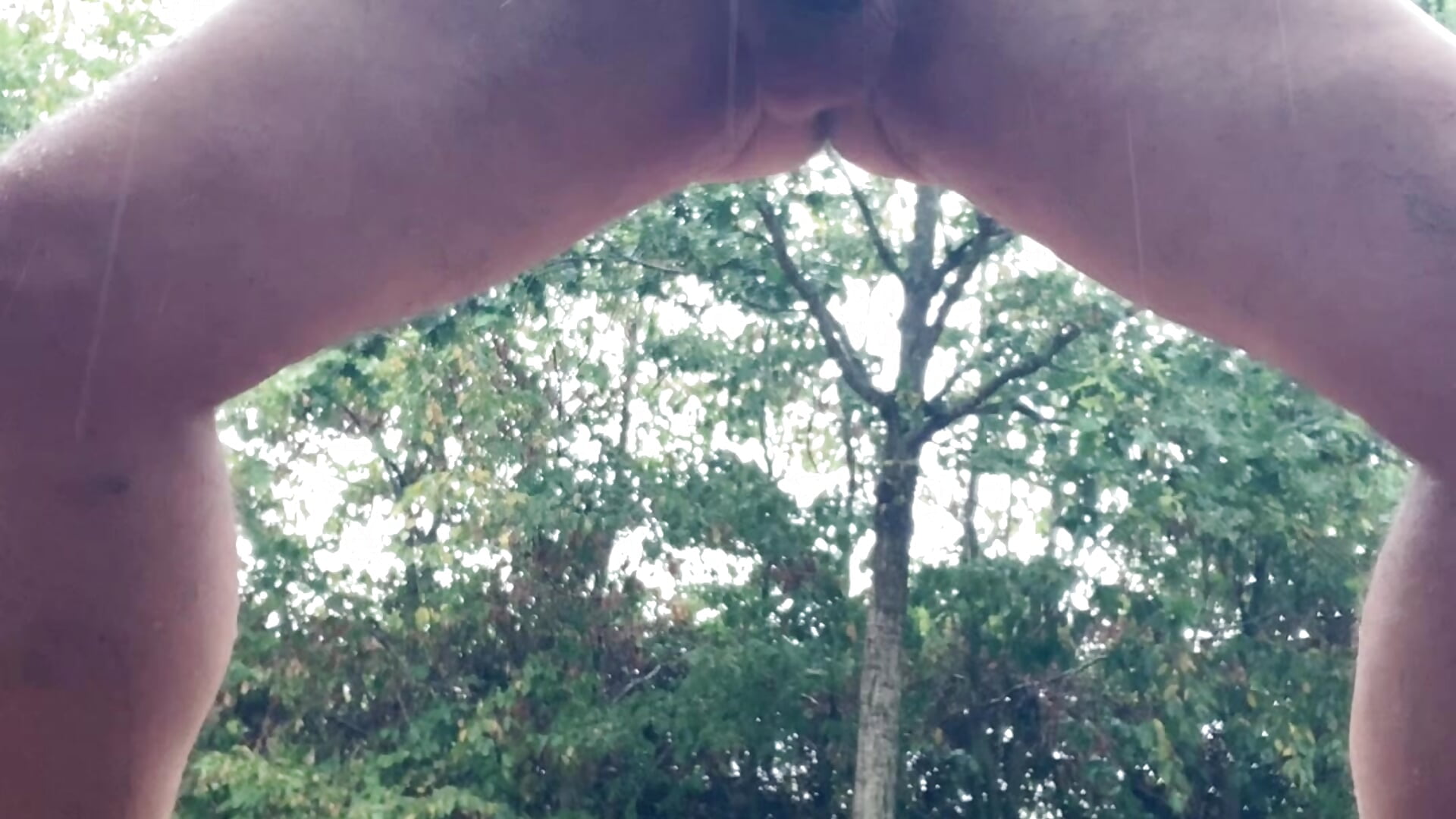 Sous la pluie mmmmm - video di Frredd22 modella di cam