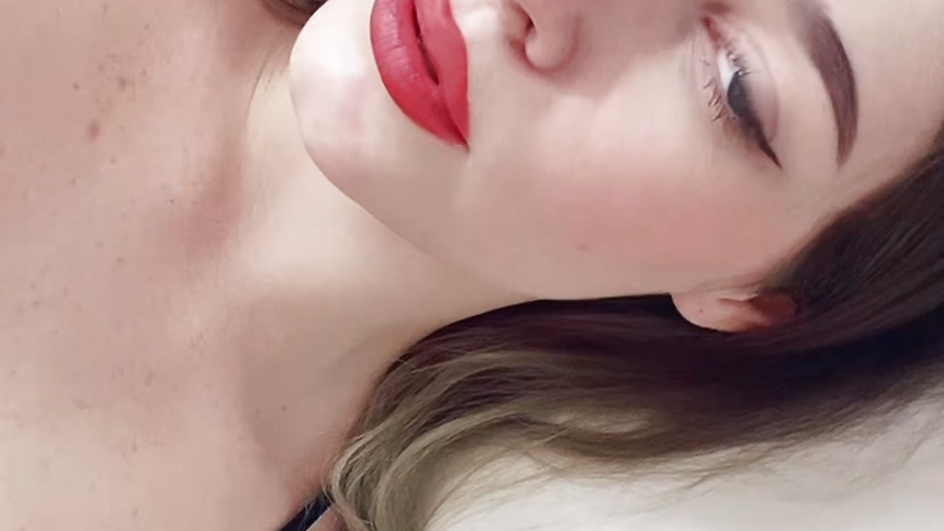 free boobs - video by LisaSweetie cam model