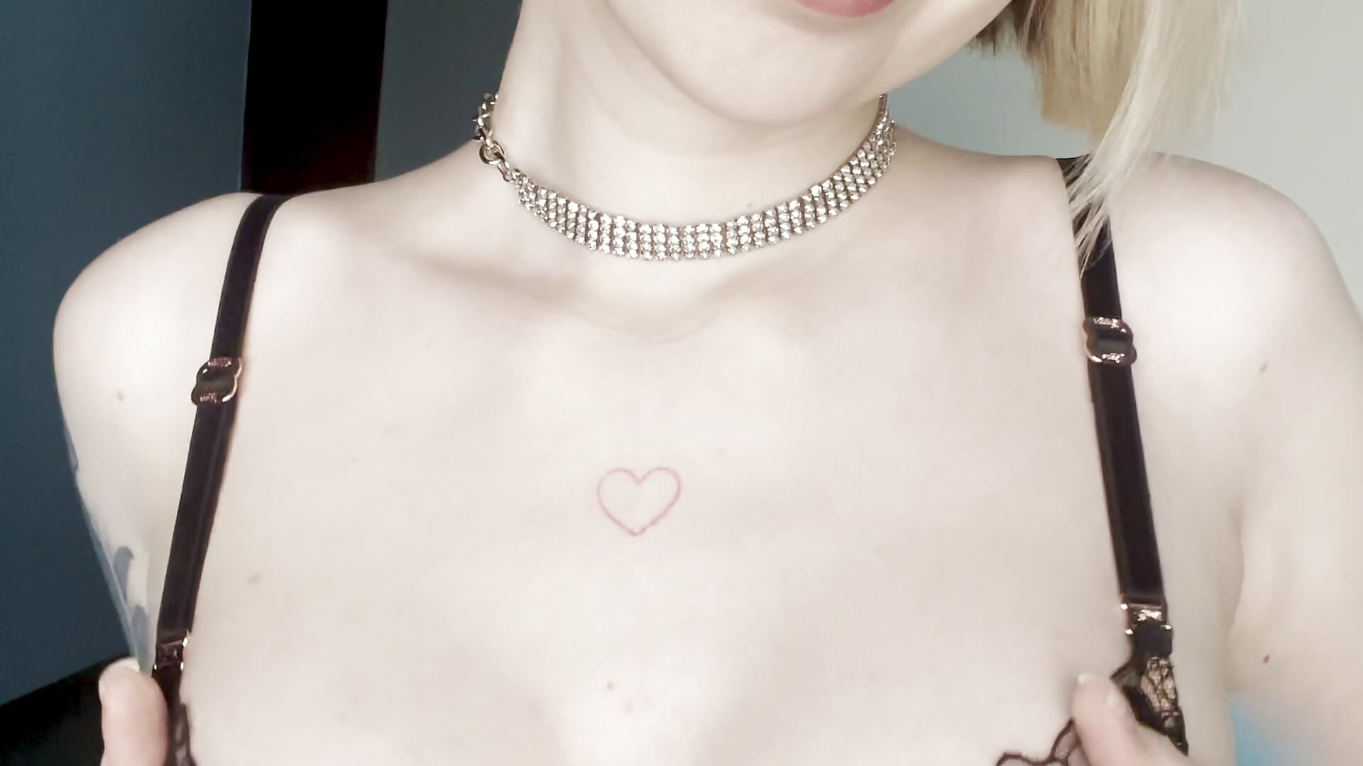 boobs in bra - فيديو من mashism موديل الكام