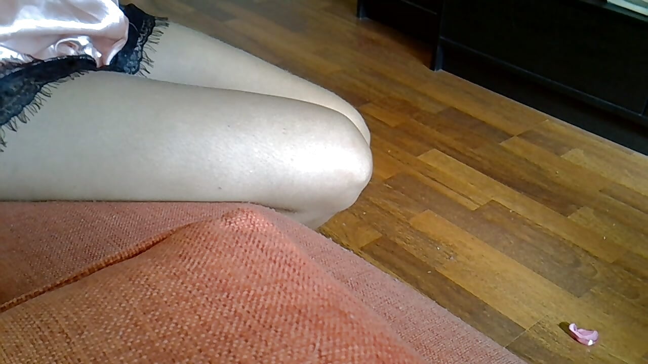 #legs in rose petals - KiraGoldens主播的视频