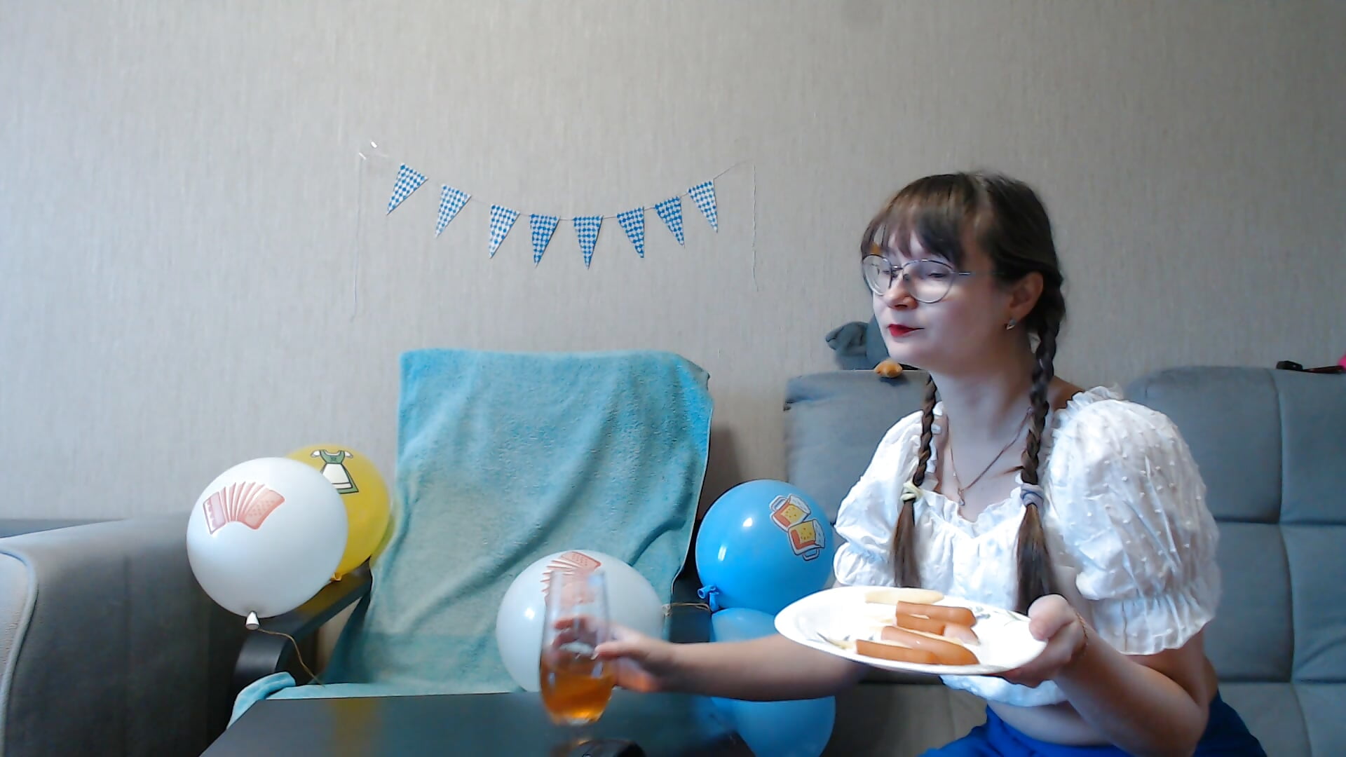 octoberfest - video của người mẫu cam KiraGoldens