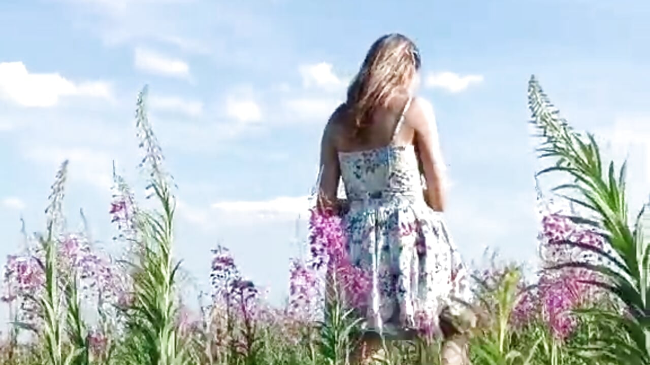 Ukrainian  beautiful nature – video modela na kameri TiptopKindness