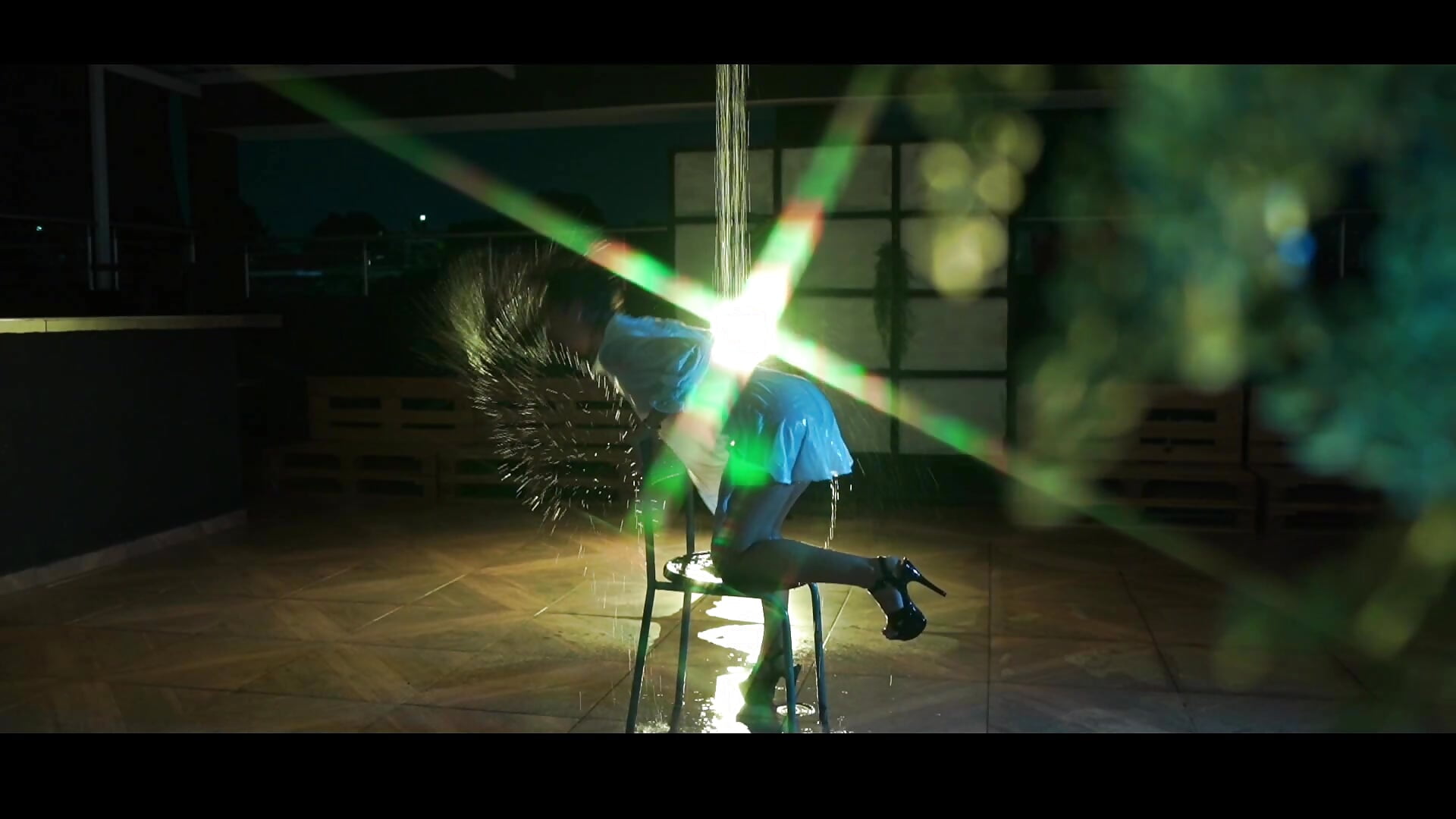 dance in the rain – video od webkamerové modelky Pinkie_Princes