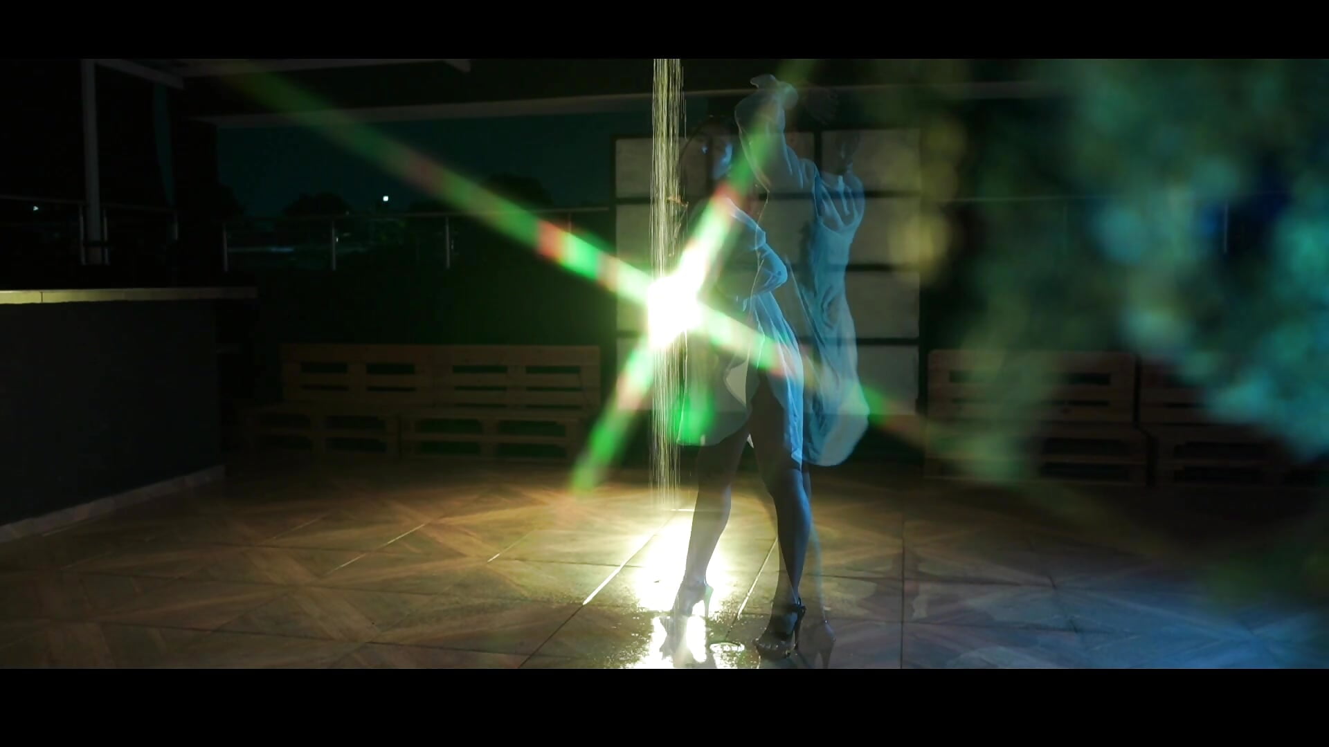 dance in the rain short – video od webkamerové modelky Pinkie_Princes