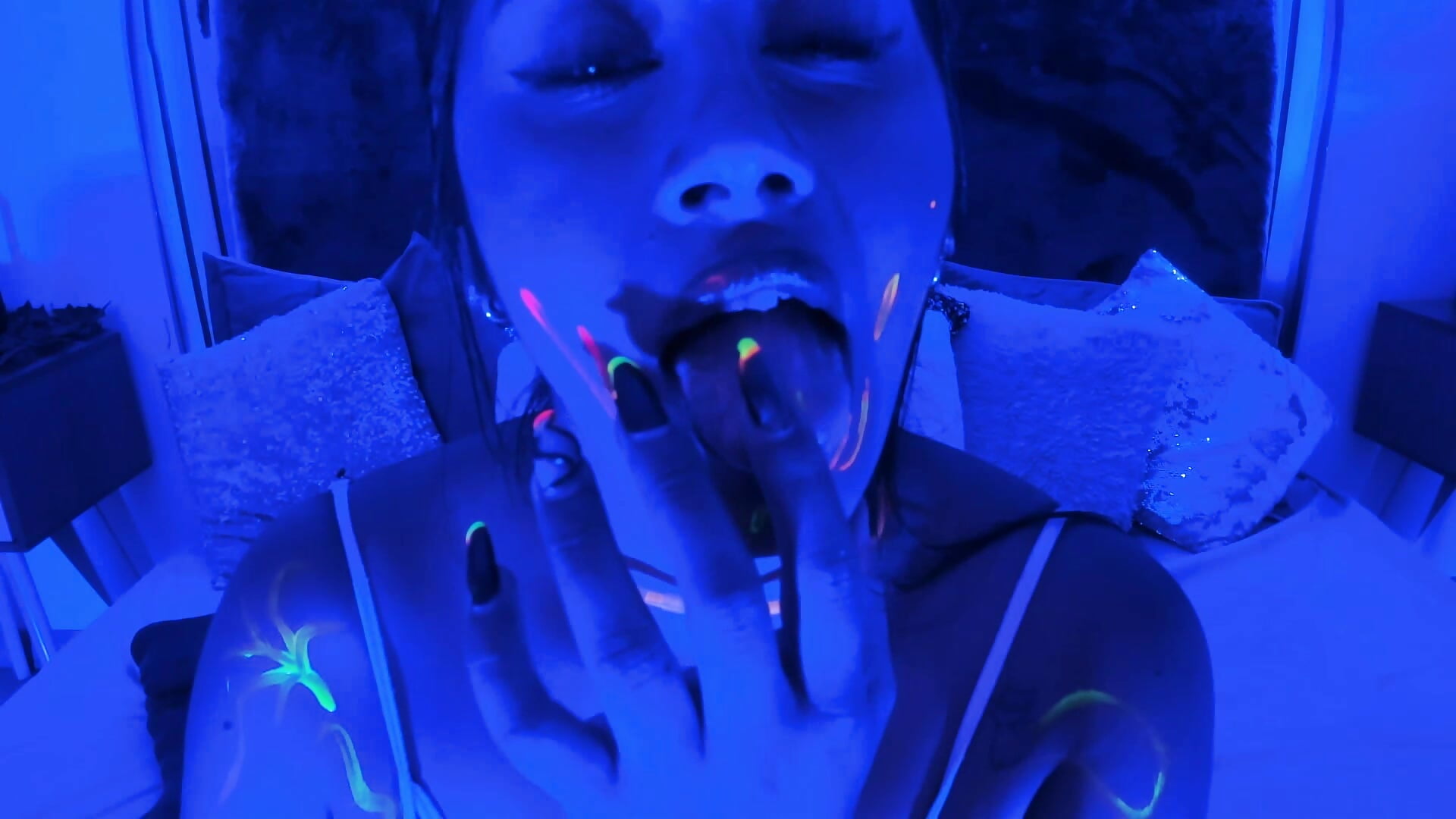 PLEASURE IN NEON COLORS 💙💛 - video av Karlagonzales_ cam model