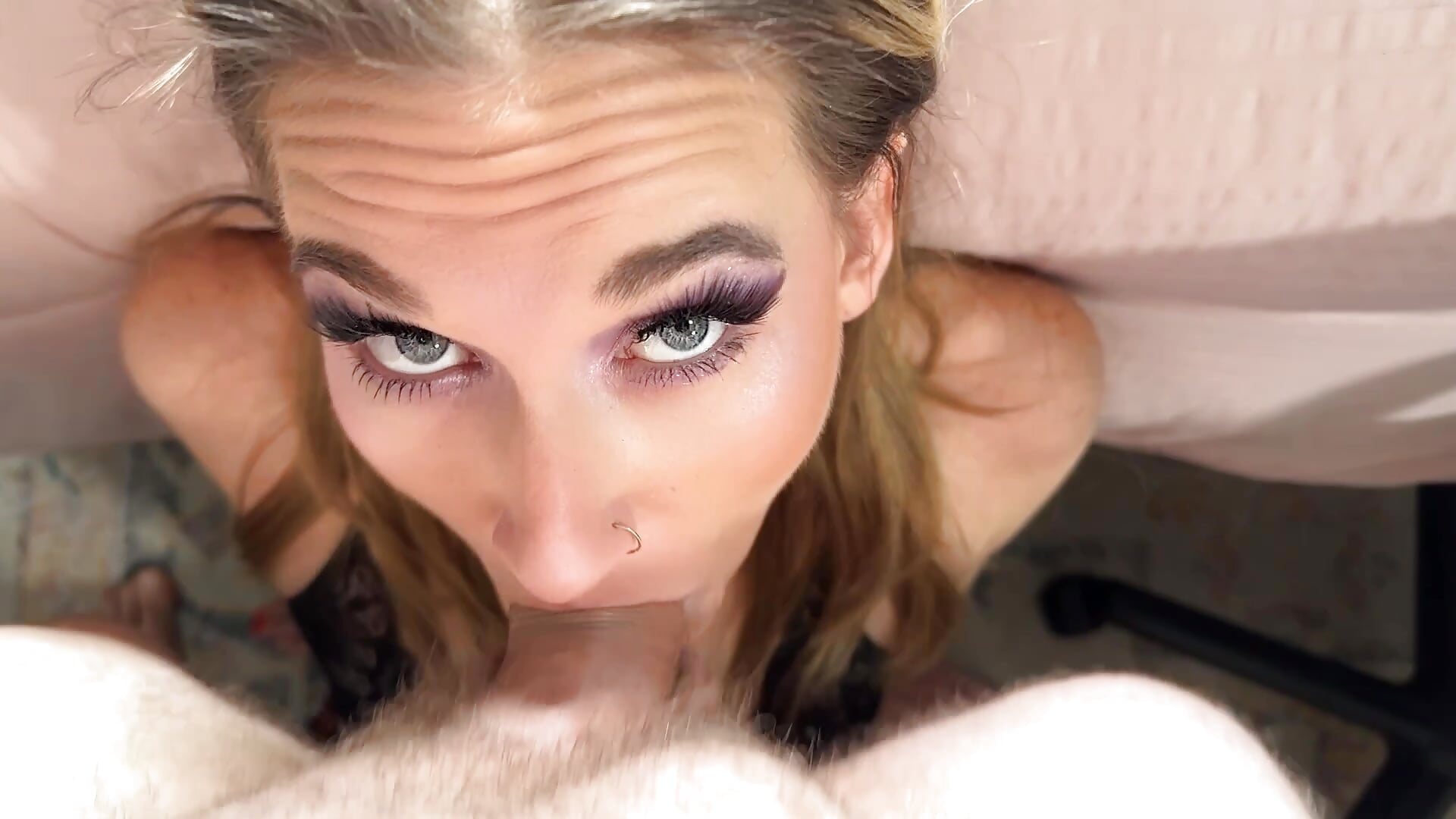 POV Throat Pie Pinned Against Bed – video af RhiCon