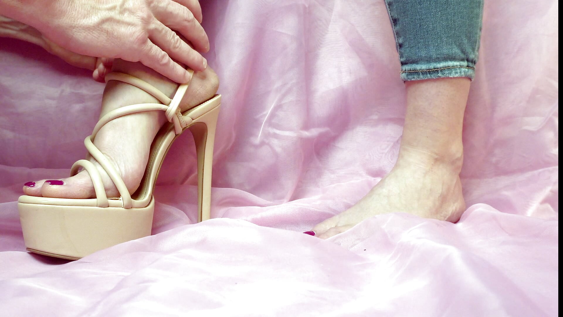 Best Friends Mom Needed Pictures Taken But Wanted Ass Fucked – video af RhiCon