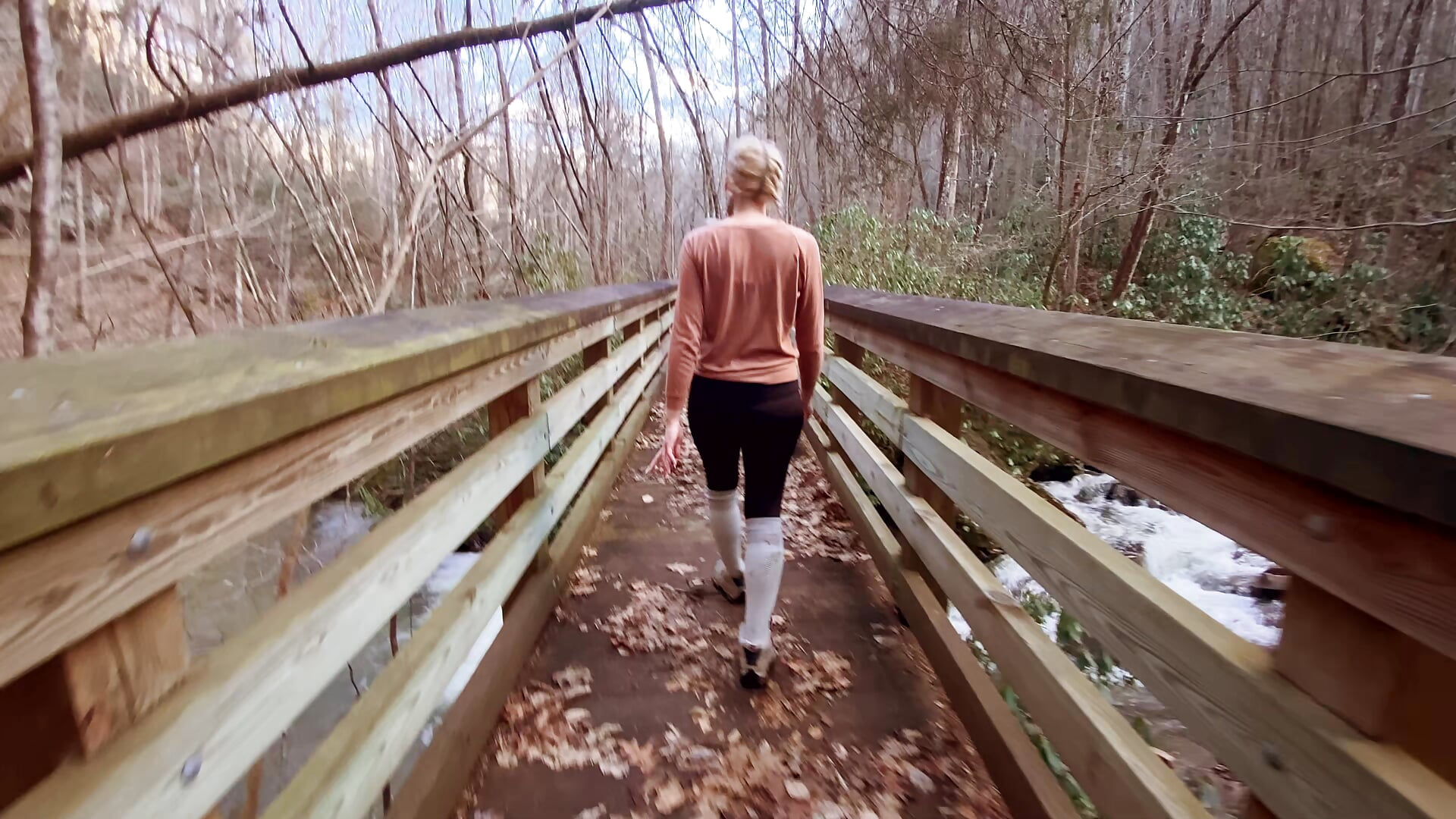 Rhi Connor goes on a waterfall hike.  Sings on a rock, and gets railed and takes a facial. - Video von RhiCon Cam-Model