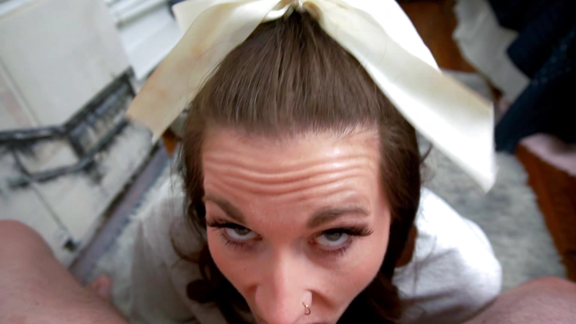 Sweatshirt to Naked Cum on Face – video af RhiCon