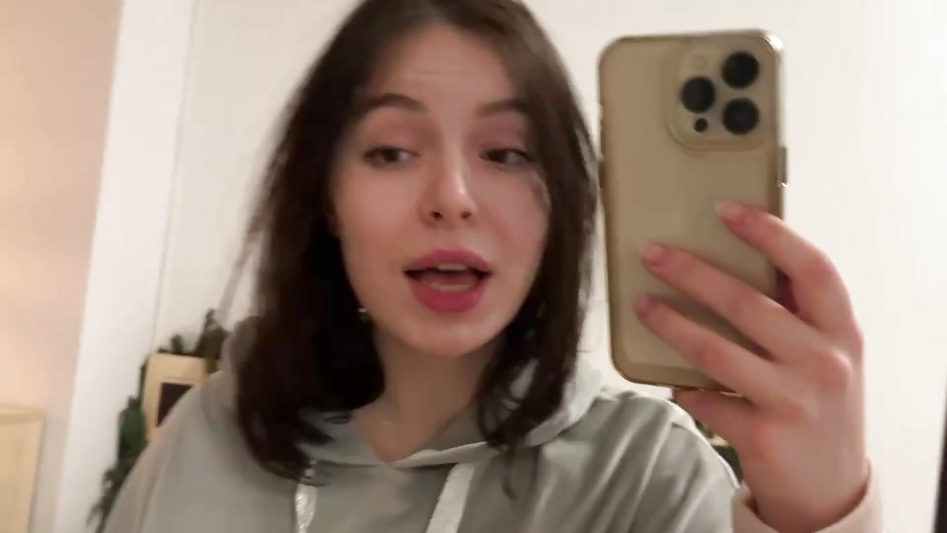 Playing with the mirror - vidéo du modèle de showcams RoseBIeu