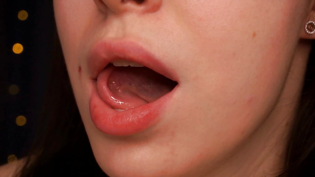 My tongue tricks - vidéo du modèle de showcams RoseBIeu