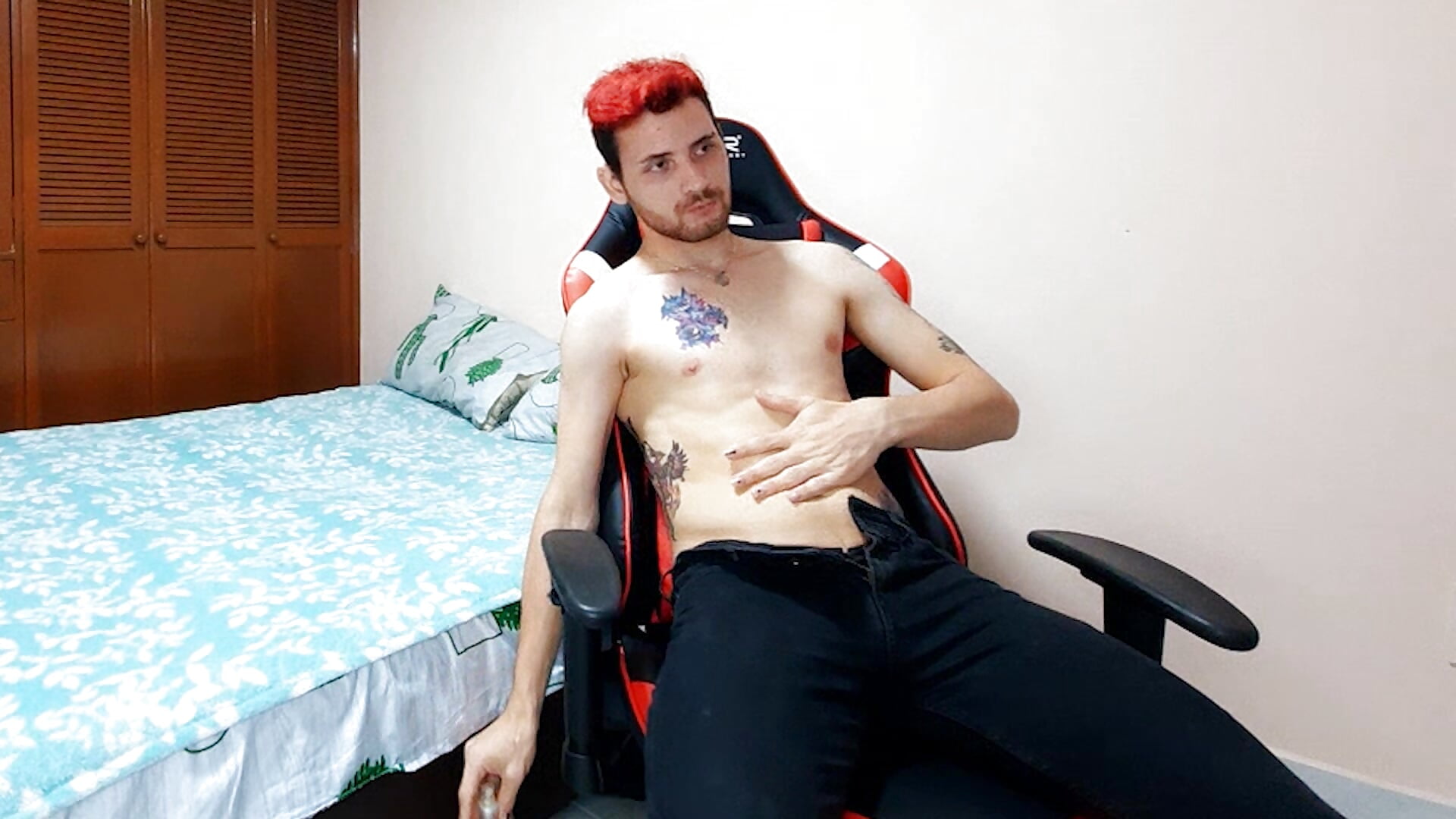 Oiled Show - video oleh model kamera ChristBocellie