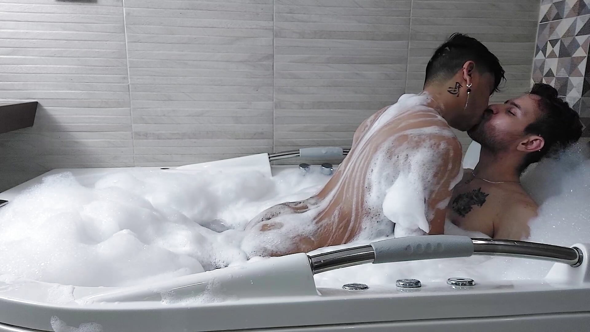 Bathtub and Shower Hot time with Riven - video oleh model kamera ChristBocellie