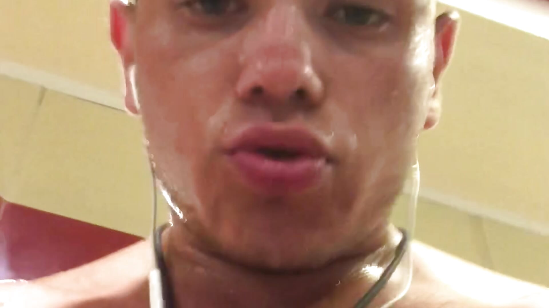 Sweaty pecs👅😍🥵