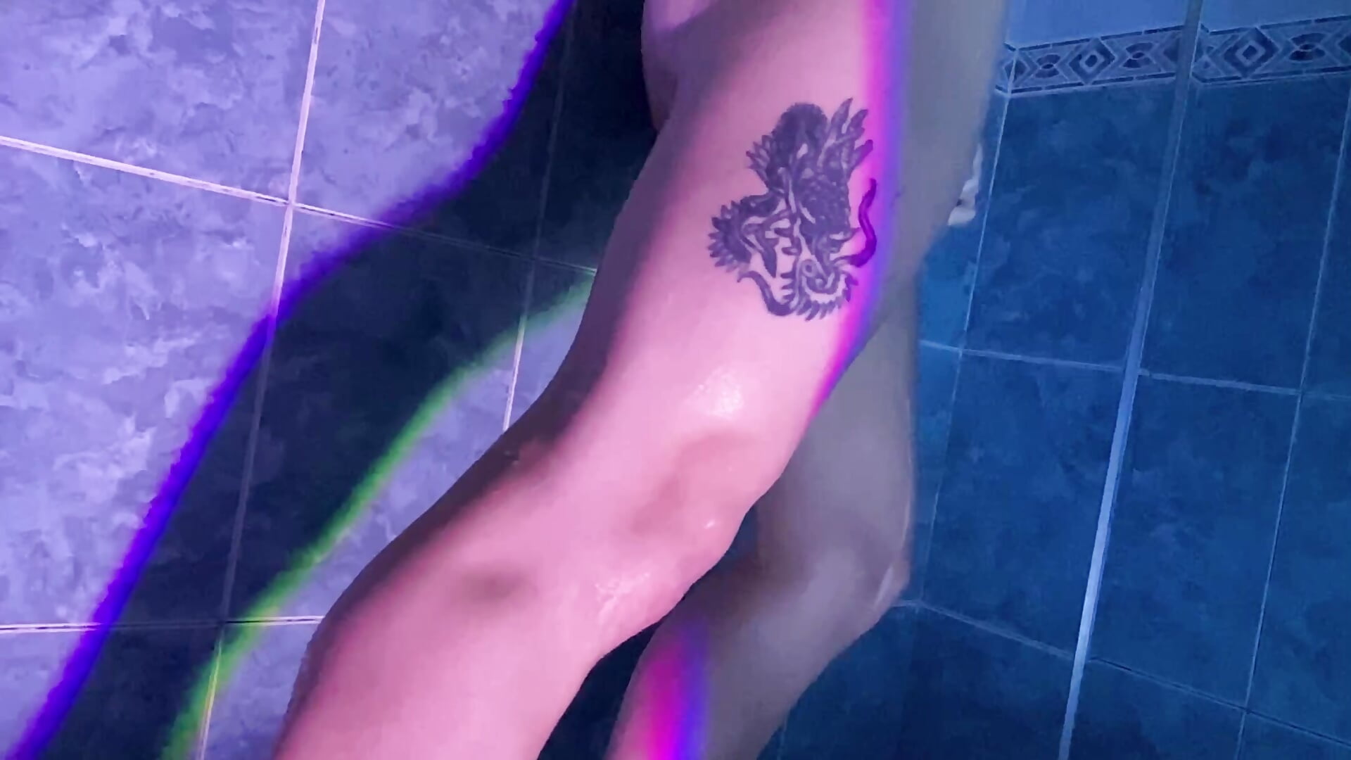 SHOWERING (SECRET VIEW) - video by syd_onfire cam model