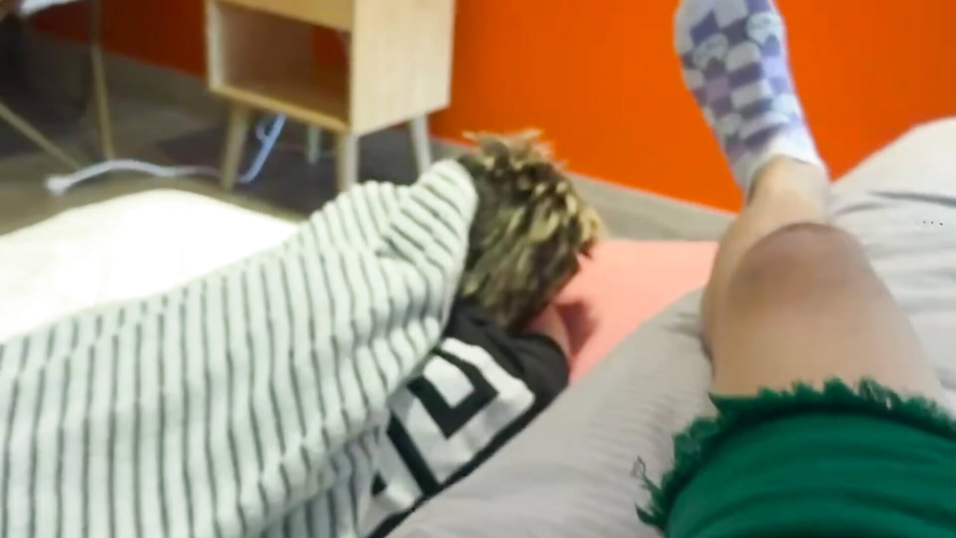 quien duerme alli creo que es el mejor amigo de mi roomie