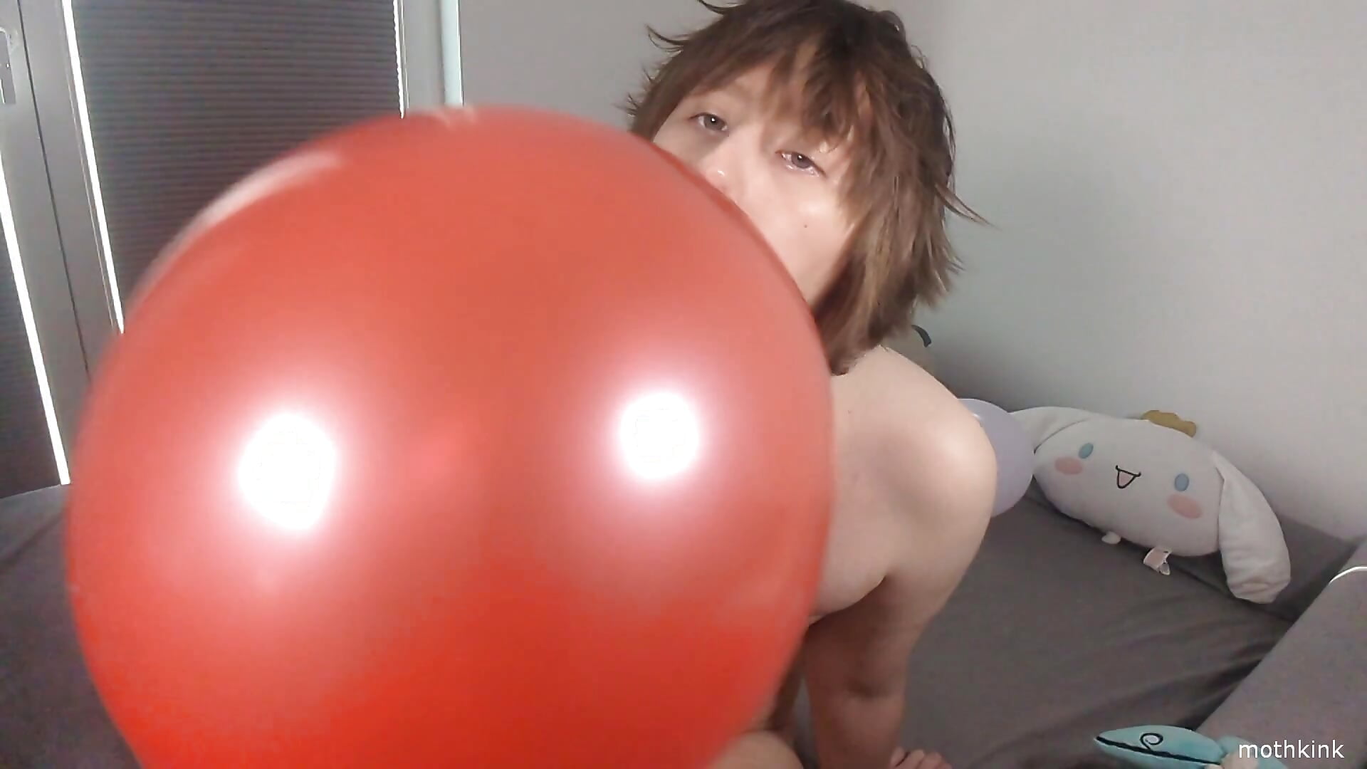 Inflating and deflating balloons for fun - casual nude - vidéo du modèle de showcams mothkink