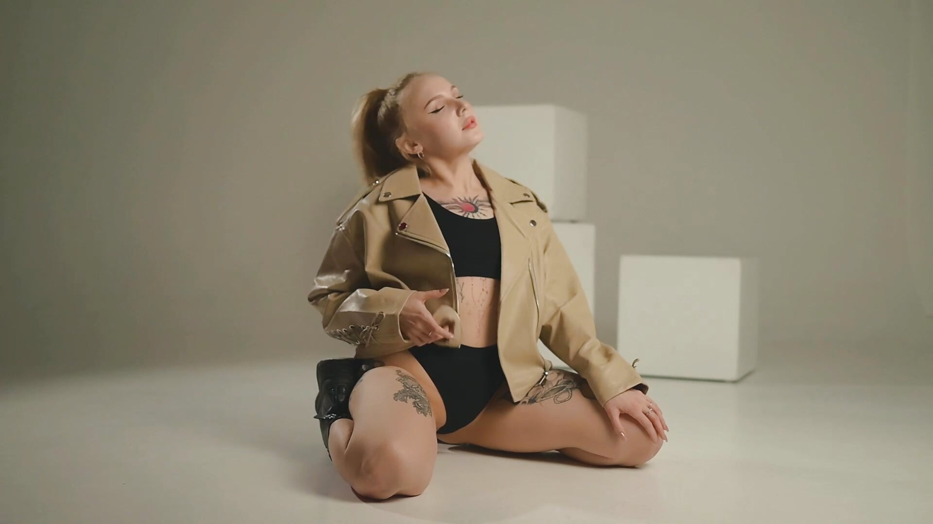 A sporty girl who'll drive you crazy - LianaFord主播的视频