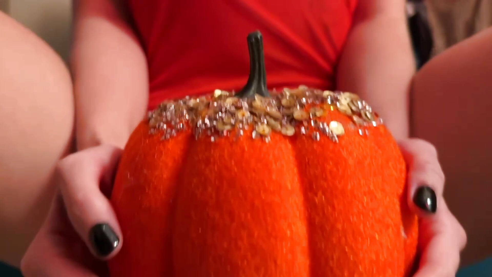 Bunny shakes her booty - סרטון של LianaFord, דוגמן/ית מצלמה