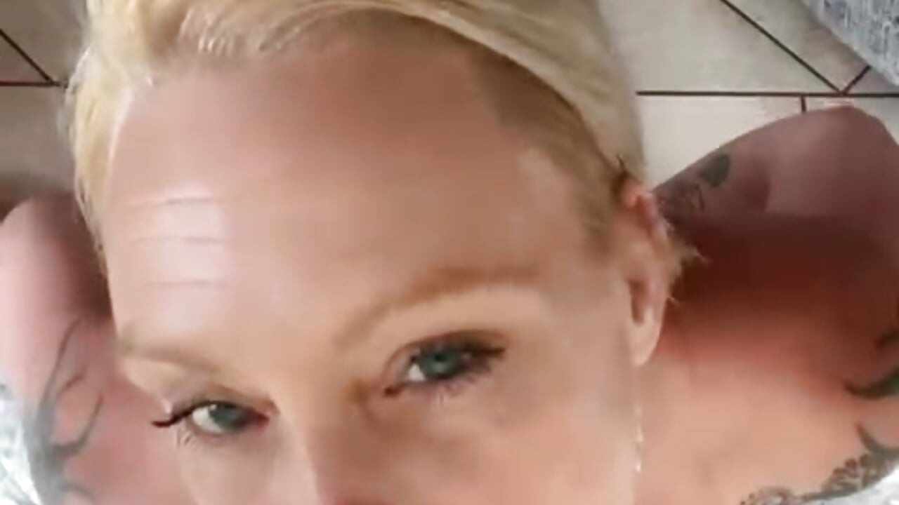 No.7 Dildo Blowjob POV auf den knien - Video von JaninaSecrets_ Cam-Model