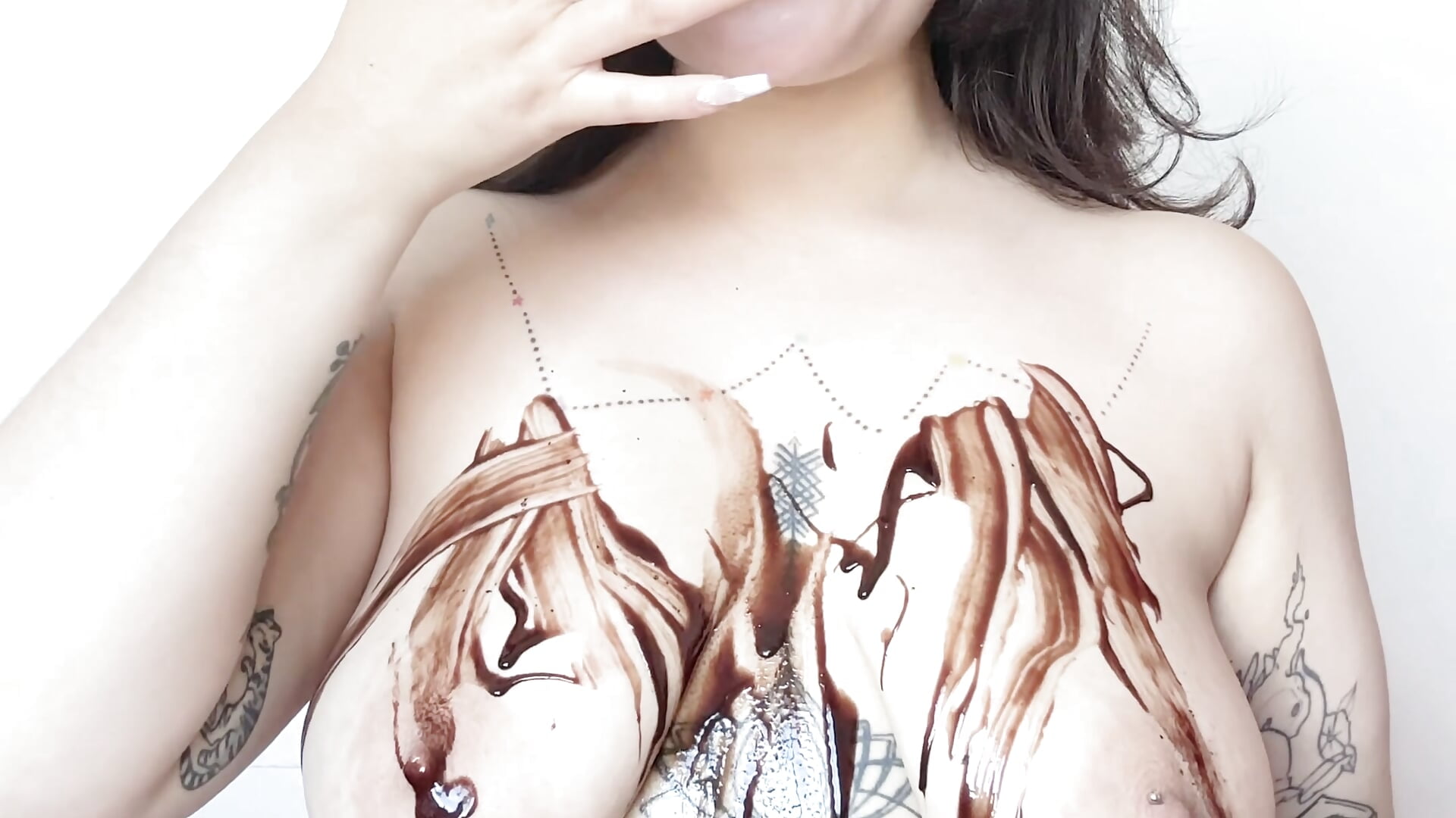 Eating marshmallows with chocolate - video by Renooh cam model