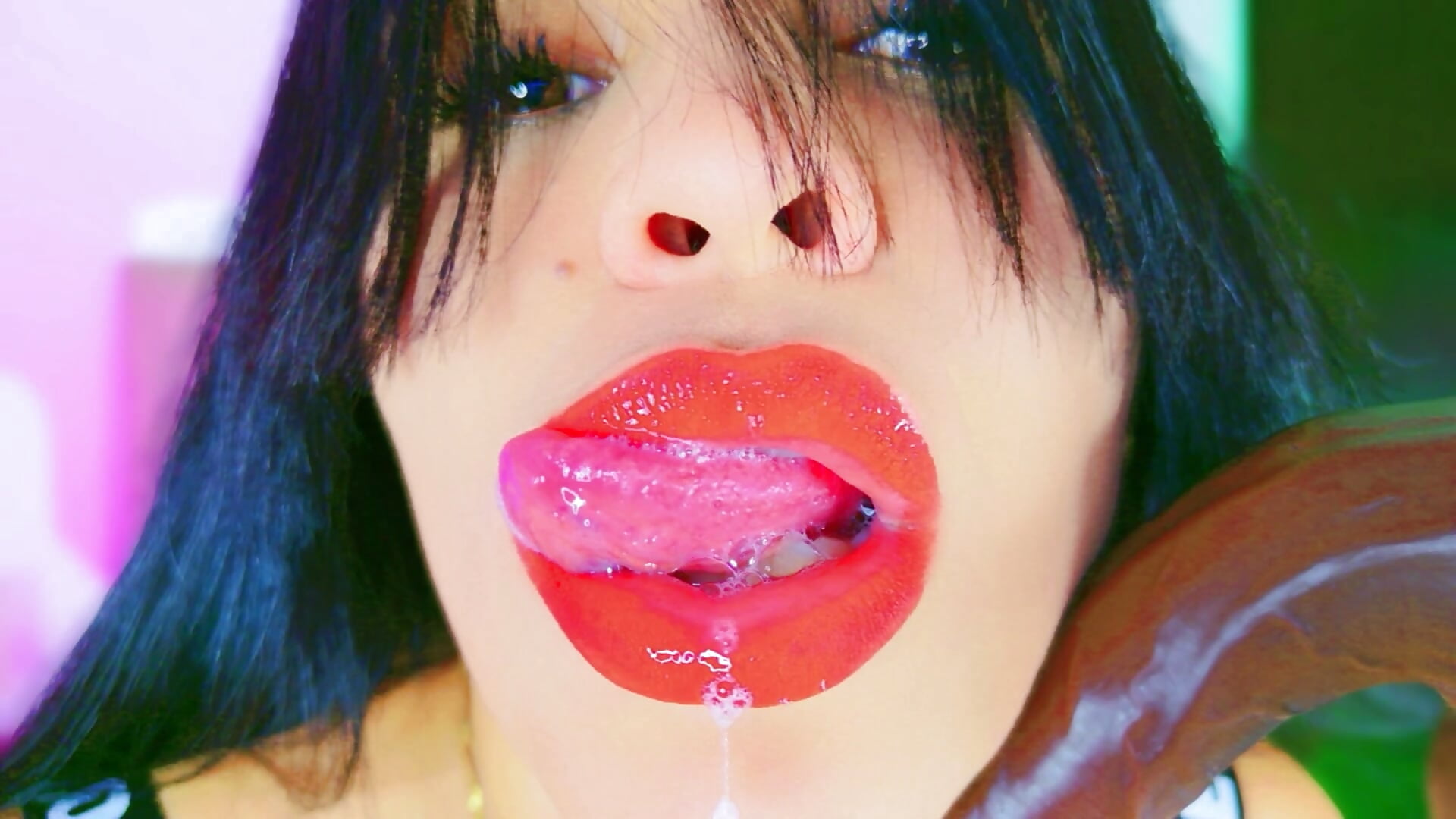 Do you like my red lips?👄－カメラキャストのCharlootteEvansの動画